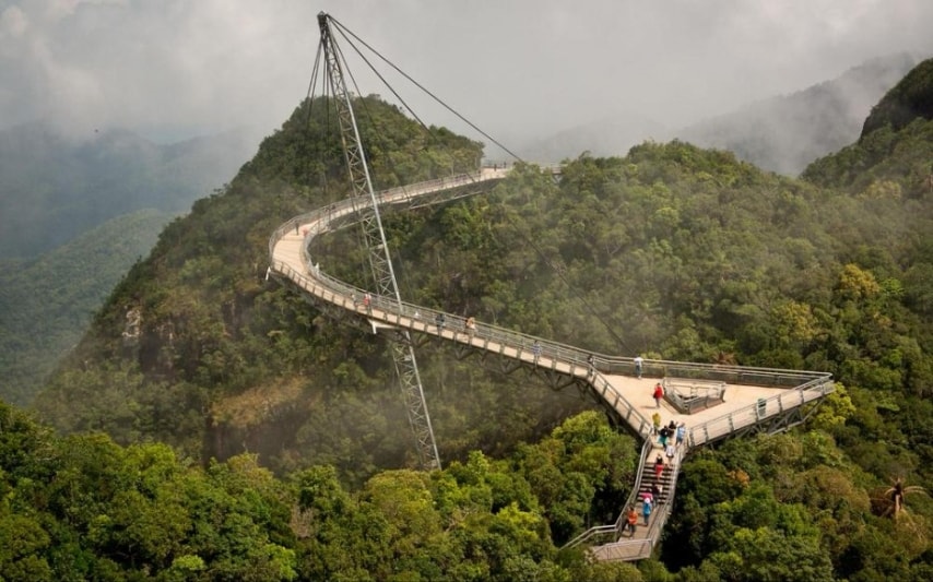 Questo skybridge in Malesia è lungo 410 metri e alto 2.300 metri sul livello del mare. Attraversa la pittoresca Gunung Mat Chinchang, una montagna sull'isola di Pulau Langkawi.