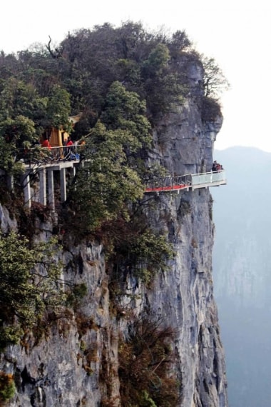 La Walk of Faith è una passerella di vetro costruita a 4700 piedi di altezza sul Zhangjiajie Tianmen. Si raggiungecon la funivia, e se non si soffre di vertigini, la passeggiata è un'esperienza indimenticabile.