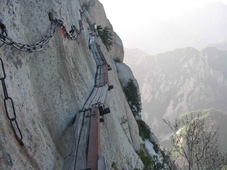 Questo percorso terrificante sul monte Hua Shan è alto più di 7.000 metri. Conduce ad una casa da tè, che ha presumibilmente alcuni dei migliori tè del mondo.
