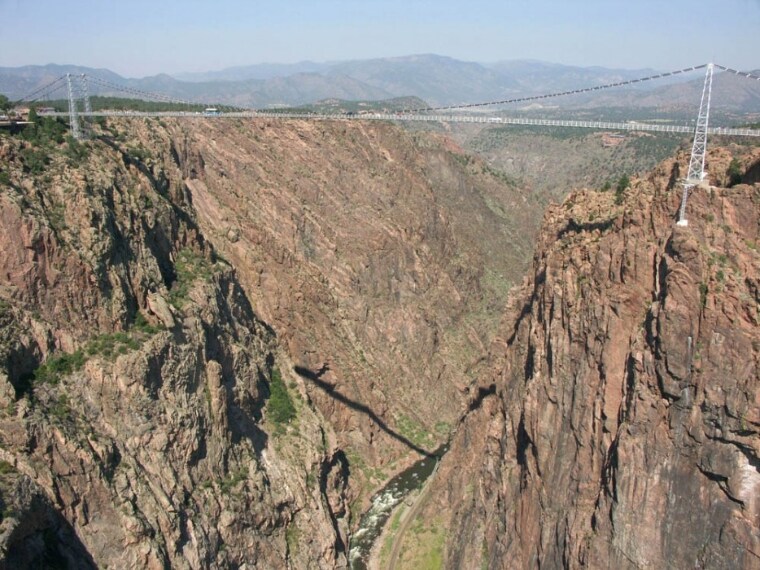 É il ponte più alto negli Stati Uniti. Pochi hanno il coraggio di attraversare la gola del Royal Gorge su un ponte, per non parlare su una funivia.