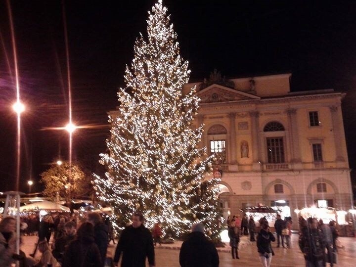 "Andare a vedere l'albero nella piazza principale di Lugano e decorare la mia casa un po' ovunque mi danno il senso del natale da sogno....il tutto". Dalla nostra utente Morena