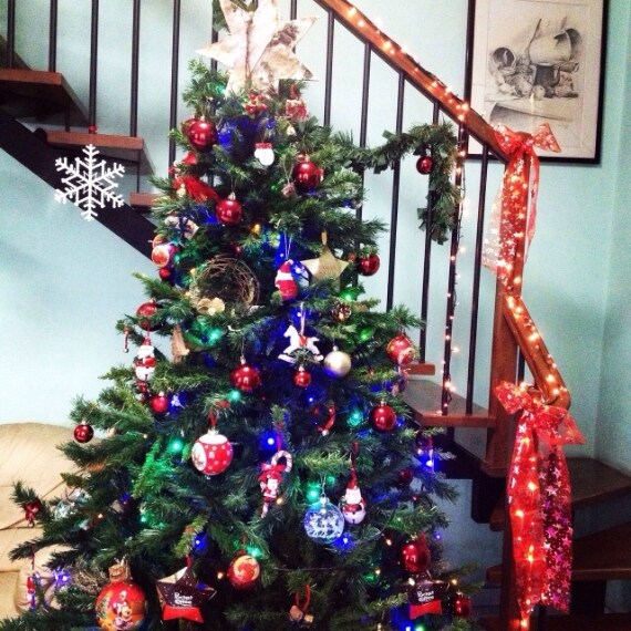 "Albero di Natale ti vedo mentre salgo e ti rivedo mentre scendo le scale Sarai il mio compagno per circa un mese e poi mi mancherà non vedere le tue lucine". Foto inviata da Tufy