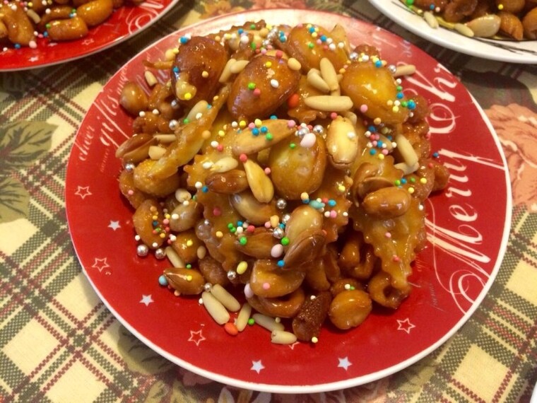 "La foto della mia cucina addobbata per il natale e i PURCEDDHRUZZI, dolce natalizio tipico del salento, la mia terra anteprima". Foto inviata da Nicky