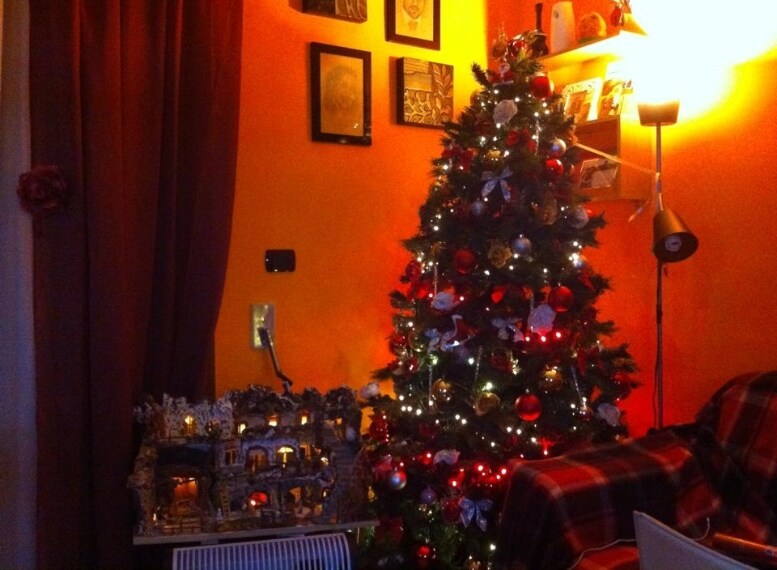 La foto della mia cucina addobbata per il natale e i PURCEDDHRUZZI, dolce natalizio tipico del salento, la mia terra anteprima