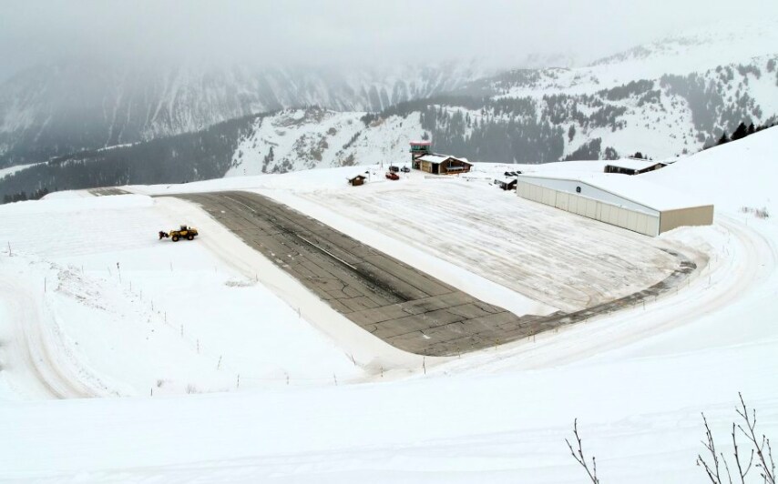 L'aeroporto si trova quasi alla stessa altitudine delle piste da sci a 1.700 metri sulle Alpi, ma la vera sfida è il grado di pendenza del dislivello di 18,5% che si deve superare per il decollo e l'atterraggio.