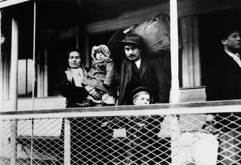 Una famiglia italiana a bordo di un traghetto verso Ellis Island.