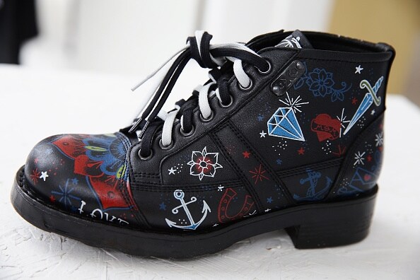 Frank, lo scarponcino-icona di O.X.S. ha debuttato a Pitti Uomo nell’esclusiva versione "tatuata" by Alle Tattoo. Il celebre work boot è customizzato, dal tatuatore modenese tra i più celebri al mondo e detentore di ben quattro Guinness World Record, in una versione speciale dalla forte capacità comunicativa e dall'estetica unica.