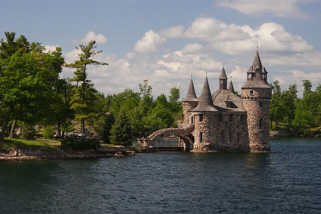 Questo castello ha una storia tragica quanto misteriosa. L'edificio venne fatto costruire dal magnate George C. Boldt come dono all'amata moglie. Alla morte di quest'ultima (si vocifera che in realtà sia fuggita con un altro uomo) l'opera rimase incompiuta.