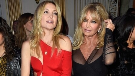 Il sexy look di Kate Hudson alla sfilata di Versace Atelier