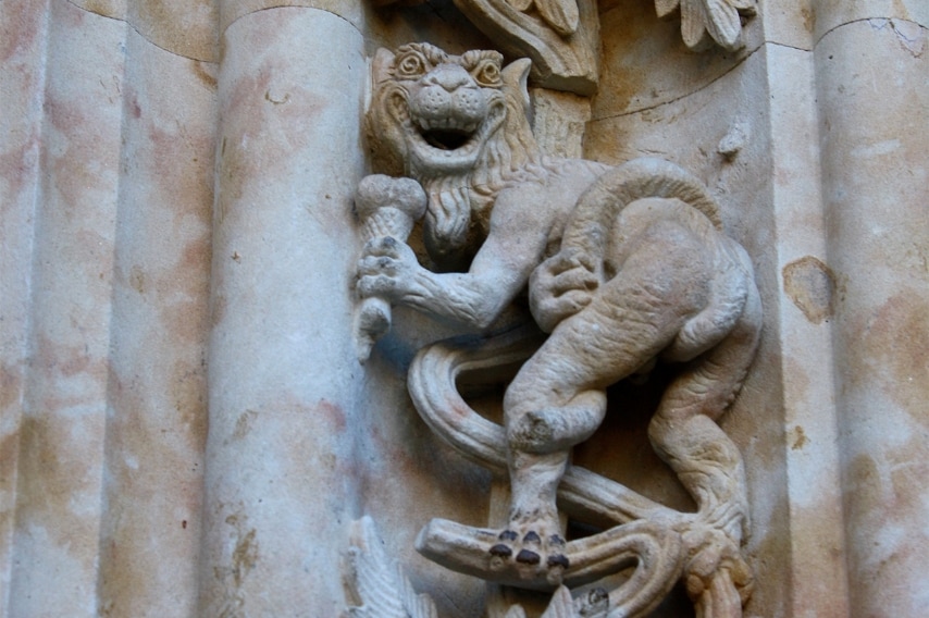 http://commons.wikimedia.org/wiki/File:Drag%C3%B3n_con_helado_de_la_Puerta_de_Ramos_de_la_Catedral_Nueva_de_Salamanca.jpg