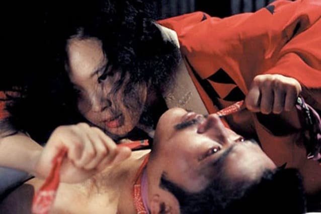 Fosca ed eroticissima pellicola giapponese diretta da Nagisa Oshima, passata con enorme successo al Festival di Cannes nel 1976. Nel legame sensuale, sadomasochistico e infine violento (con tanto di mutilazione finale) che si instaura tra i due protagonisti, la ricerca di realismo è totale. Così, gli attori Eiko Matsuda e Tatsuya Fuji hanno veri rapporti e la macchina da presa non nasconde nulla.