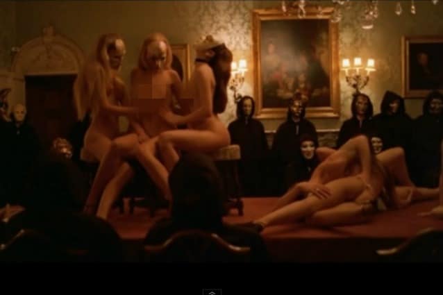 Tom Cruise e Nicole Kidman come non si erano mai visti. Il testamento artistico di Stanley Kubrick (uscito nel 1999) scandaglia i lati più oscuri dell'animo umano e della vita di coppia, adattando il romanzo "Doppio sogno" di Arthur Schnitzler.