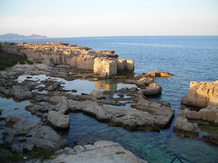 Foto da Wikipedia: http://upload.wikimedia.org/wikipedia/commons/thumb/0/0a/Sicily_-_Favignana_-_Cala_Rossa.jpg/1024px-Sicily_-_Favignana_-_Cala_Rossa.jpg