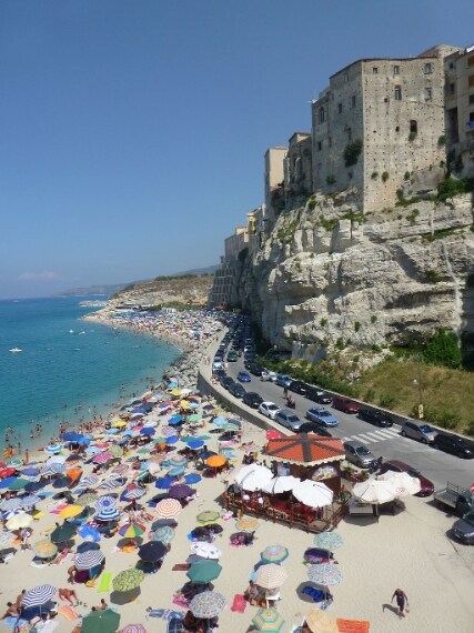 Foto da Wikipedia: http://commons.wikimedia.org/wiki/File:Spiaggia_di_Tropea_2012.JPG