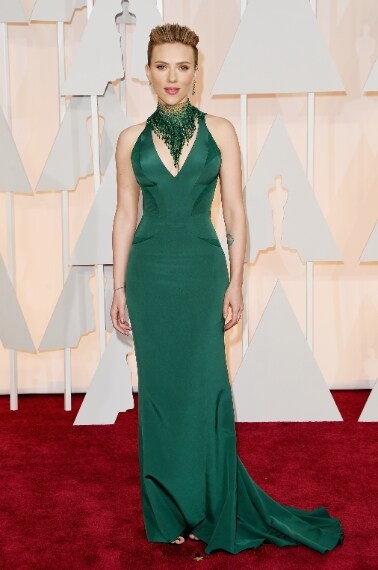 Sfila sul red carpet con un lungo abito di Atelier Versace che esalta il punto vita. Complet ail look un lungo collier con cristalli Swarovski