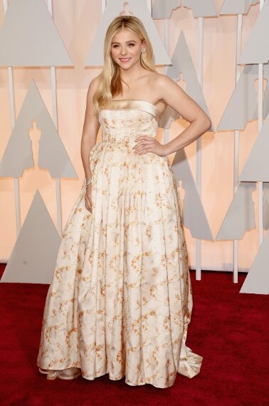 Romantica e moderna allo stesso tempo, la giovane attrice sceglie un abito floreal di Miu Miu