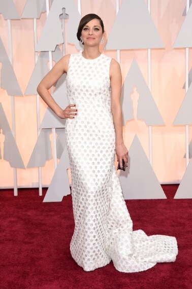 L'abito Dior non convice e non esalta la bellezza dell'attrice francese. A rendere più brillante il look splendidi orecchini Chopard