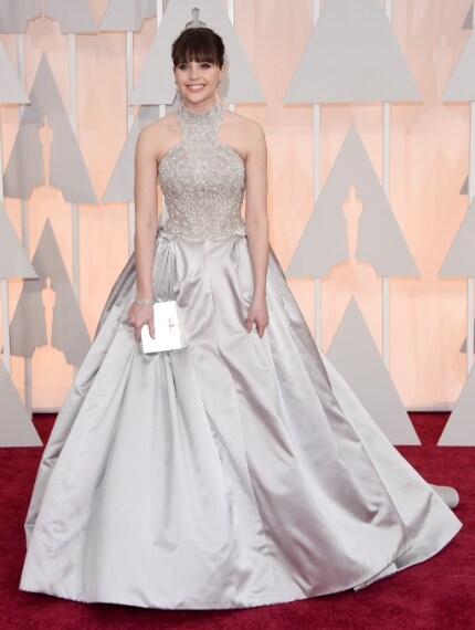 In un'edizione "minimal" il sotuoso abito Alexander McQueen risulta poco adatto