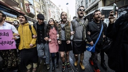 Turchia: la protesta degli ‘uomini in gonna’ contro la violenza