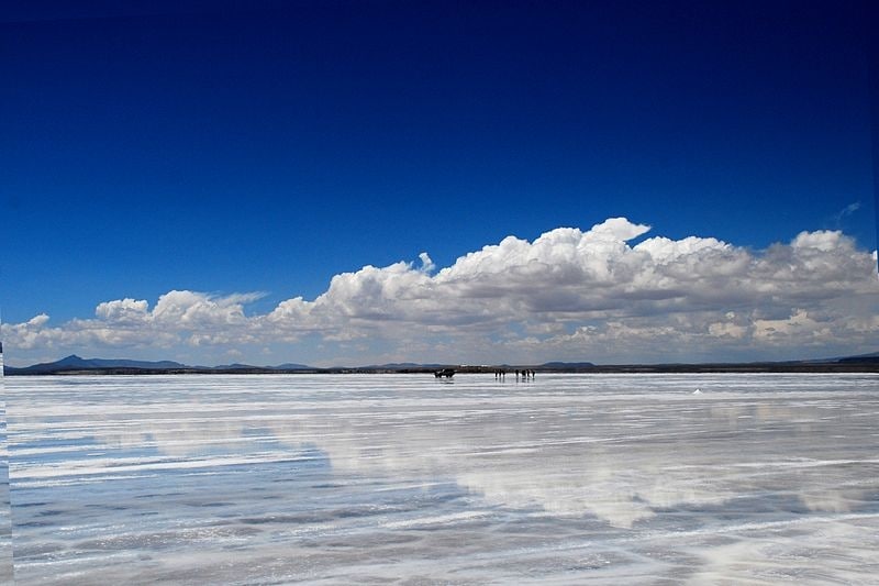 http://commons.wikimedia.org/wiki/File:Vista_del_Salar_de_Uyuni.JPG