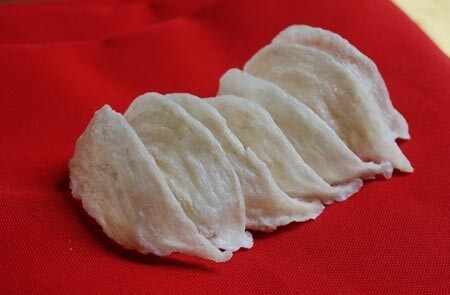 La zuppa di nidi di rondine è una prelibatezza Cinese diffusa in tutto il Sud Est asiatico. Può sembrare strano ma la zuppa è fatta con nidi di rondine veri e propri e il fatto ancora più strano è che questo tipo di rondine costruisce il nido nelle caverne quasi interamente con la saliva appiccicosa e gelatinosa.