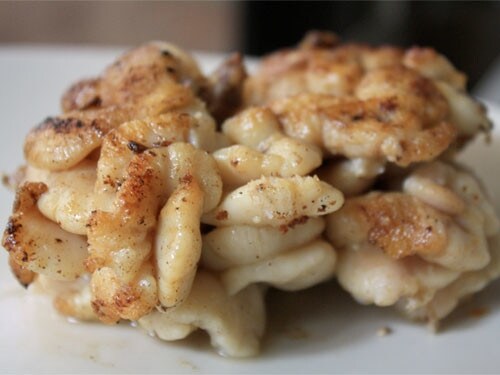 Questa altra prelibatezza giunge dal Giappone. Sono aggregati di sperma che vengono spremuti dalle sacche maronarie per essere gustati come crudità tipo budino. Preferite rischiare la vita mangiando il mitico Fugu (pesce palla giapponese) piuttosto che mangiare questa bontà? Fate voi.