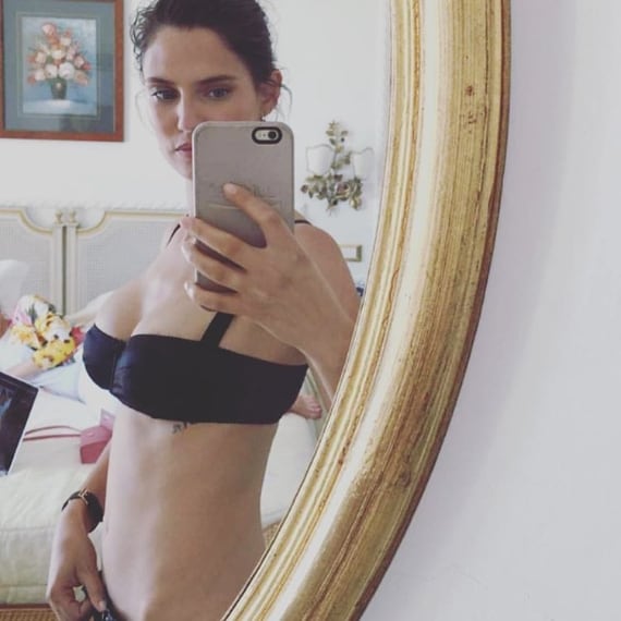 La modella ha pubblicato uno scatto che la ritrae in tutta la sua bellezza. Pancia piatta e un sexy balconcino che valorizza la sua scollatura.