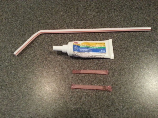 9. Pomata antibiotica. Prendete una cannuccia e tagliatela alla dimensione del portapillole. Riempire la cannuccia con l'unguento e sigillate le estremità.