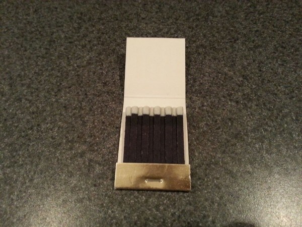 2. Fiammiferi. Se avete bisogno di accendere una candela, saprete come fare.