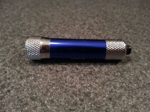 1. Illuminazione di emergenza. Una torcia elettrica di due pollici si inserisce perfettamente in una bottiglia di pillola. Se si verifica un calo di tensione, o si esaurisce la benzina nel mezzo del nulla, sarete felici di avere un po 'di luce.