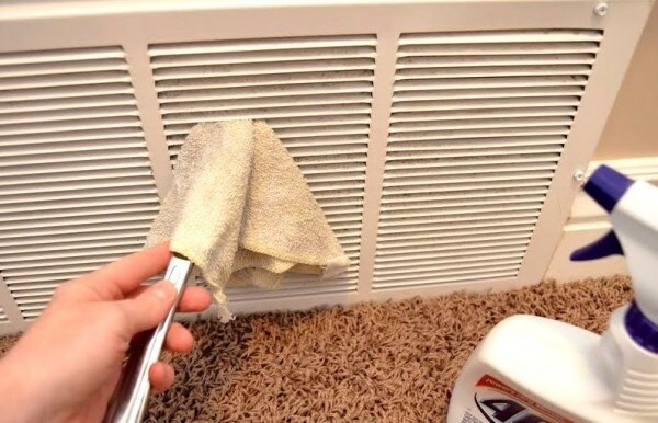 Mettete un panno umido con del detergente su un coltello e pulite le grate.