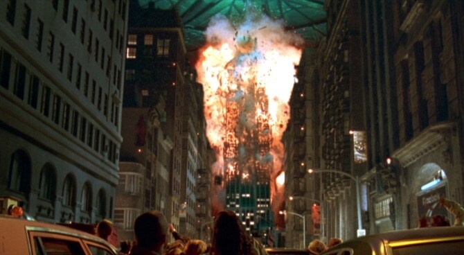 L'Empire State Building nella realtà non è come quello che gli alieni hanno distrutto. L'edificio si trova al centro del dedalo di strade di Manhattan che corrono intorno, non sono al centro.