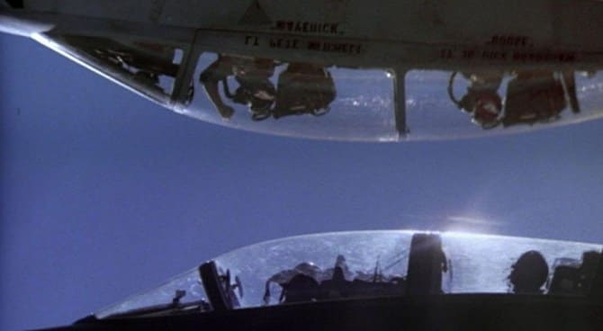 Un volo rovesciato impossibile quello di Maverick. Nella realtà le due code si sarebbero scontrate per un impatto tragico.