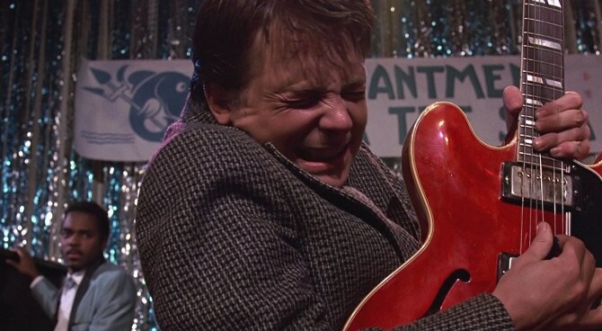 Ricordate l'esibizione di Marty McFly/Michael J. Fox? Quella chitarra non sarebbe dovuta essere lì: è una Gibson ES335, costruita solo tre anni più tardi rispetto a quando il film è stato ambientato.