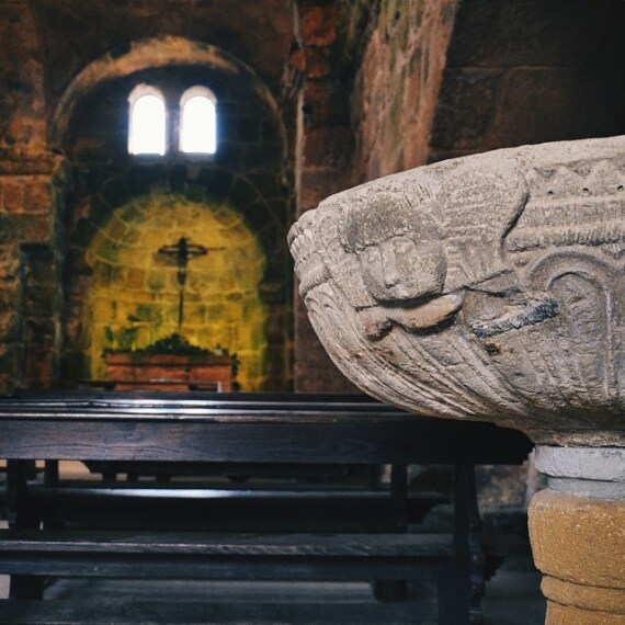 Dettaglio dell'acquasantiera in pietra di epoca paleocristiana. Credit @tacchinobicilindrico (su Instagram)