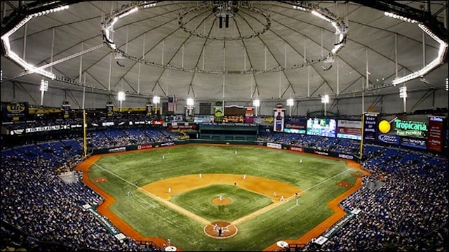Il Tropicana Field doveva essere il nuovo super moderno stadio della squadra di baseball di Tampa Bay con tutti i comfort per i giocatori e gli spettatori, peccato però che nel gioco del baseball vince chi manda la palla più in alto e più lontano, e che tutte le attrezzature appese al soffitto dello stadio - impianti di illuminazione, di ripresa, ecc - deviino la traiettoria della palla