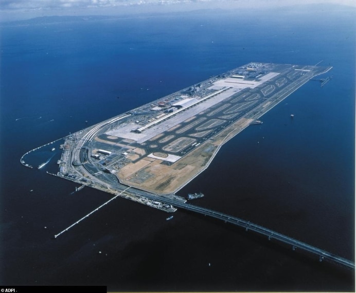 Per molto tempo è stato l'aeroporto più costoso del mondo perché costruito su un'isola artificiale nella baia di Osaka, in Giappone, che poggia sul fondo sabbioso dell'Oceano. Proprio per il fondo sabbioso tra il 1990 e il 2002 l'isola è sprofondata di ben 8 metri e attualmente continua ad abbassarsi di circa 17 centimetri l'anno.