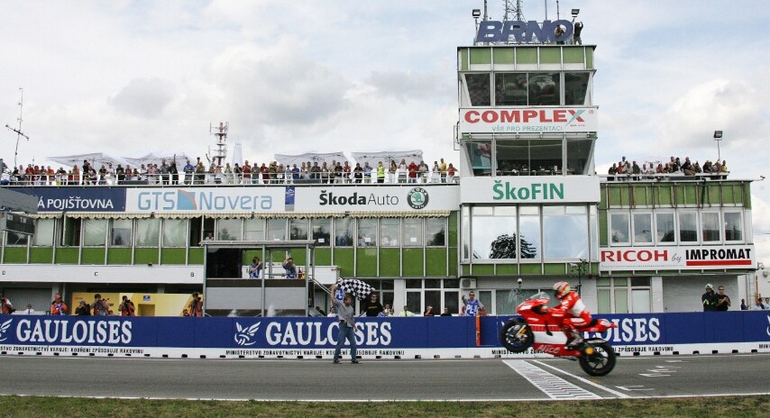 Loris Capirossi taglia per primo il traguardo del GP della Repubblica Ceca davanti a Valentino Rossi e Dani Pedrosa