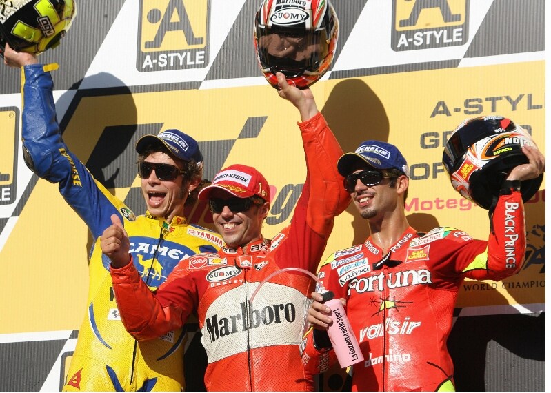 Podio tutto italiano a motegi con Loris Capirossi che coglie la sesta vittoria in sella alla Ducati davanti a Valentino Rossi e Marco Melandri