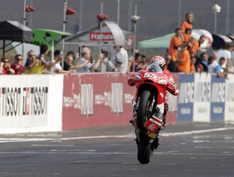 Loris Capirossi sul traguardo del GP del Giappone davanti a Max Biaggi e Makoto Tamada