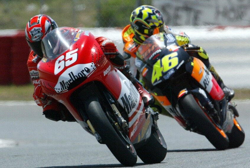 La prima vittoria di Loris Capirossi arriva nell'anno dell'esodio in sella alla Rossa di Borgo Panigale davanti a Valentino Rossi e Sete Gibernau.