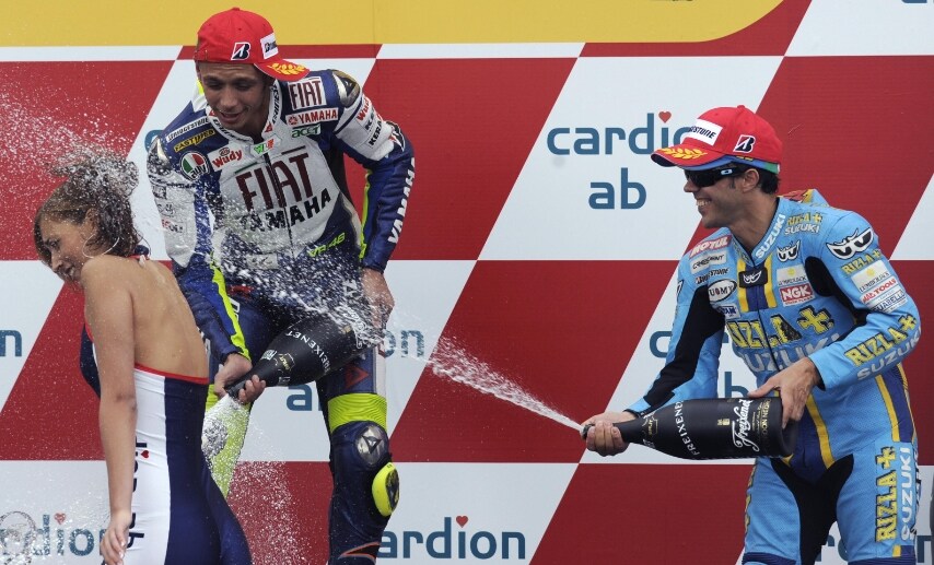 Loris Capirossi salirà sul podio per l'ultima volta in carriera a Brno, terzo al traguardo su Suzuki, con Valentino Rossi e Toni Elias sul podio