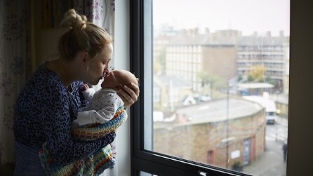 "One Day Young": le foto che mostrano la bellezza della maternità