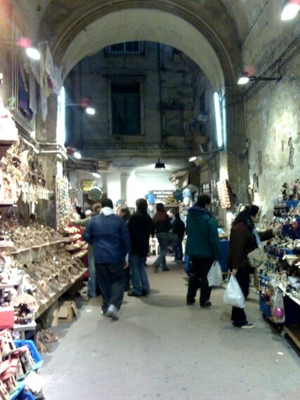 "Sono innamorato di Napoli e dei suoi innumerevoli "scorci" che offrono notevoli spunti per una foto particolare. Mi piace perdermi nei vicoli e scoprire posti inaspettati e suggestivi. Ogni anno cerco di andare a Napoli per vivere la città" Foto e commento di Maurizio P.