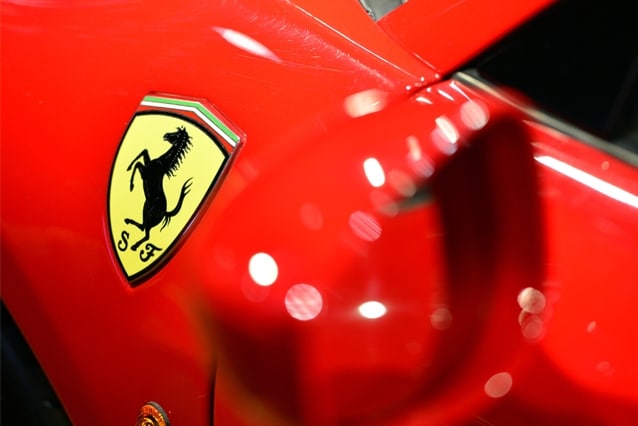 Comparve per la prima volta su un aereo da guerra pilotato da Francesco Baracca, un aviatore romagnolo della Prima Guerra Mondiale. Nel 1923 venne ceduto personalmente dalla madre ad Enzo Ferrari che incontro i genitori dell’aviatore al termine di una gara. Ferrari aggiunse successivamente lo sfondo giallo, simbolo della sua città natale.