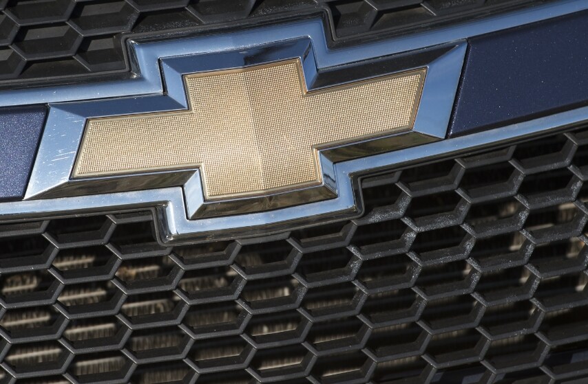 Davvero curiosa la storia del logo Chevrolet, che sarebbe stato ideato da Louis Chevrolet sulla base di un disegno ripreso da un parato di una stanza di albergo di Parigi. Secondo quanto raccontato dalla moglie, il logo nacque invece prendendo spunto da una pubblicità notata da suo marito su un giornale.