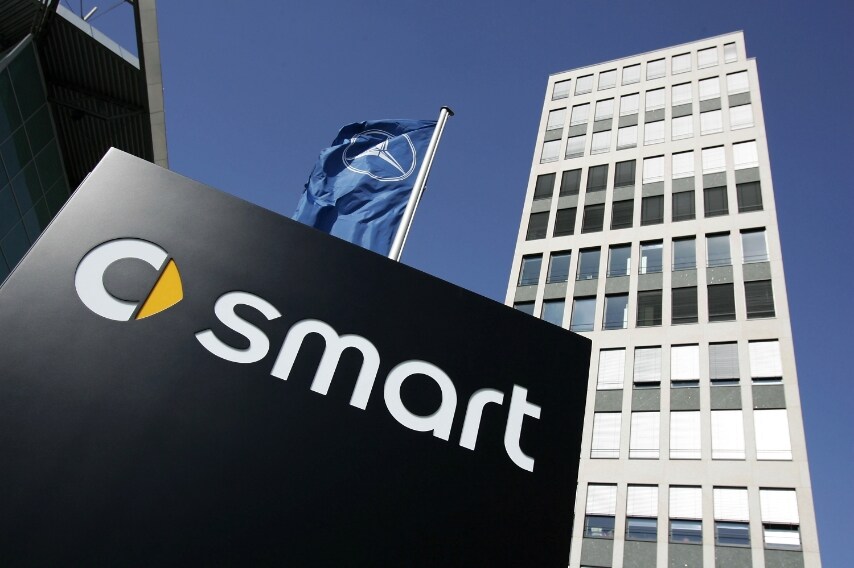 Smart mette insieme le iniziali di Swatch - l’azienda di orologi svizzera inizialmente partner di Smart, di Mercedes – la casa automobilistica che detiene il marchio Smart, e la parola Art. Il logo invece rappresenta un C che indica la parola “compact”, mentre la freccia gialla indica la direzione futura.