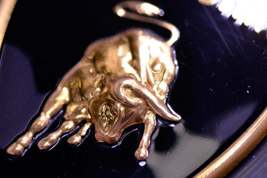 La leggenda narra che Ferruccio Lamborghini trasse allo scudo Ferrari, invertendo i colori e sostituendo il cavallino rampante con il toro, suo segno zodiacale.