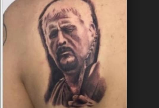 Il tatuaggio del rapper Clementino dedicato a Pino Daniele.