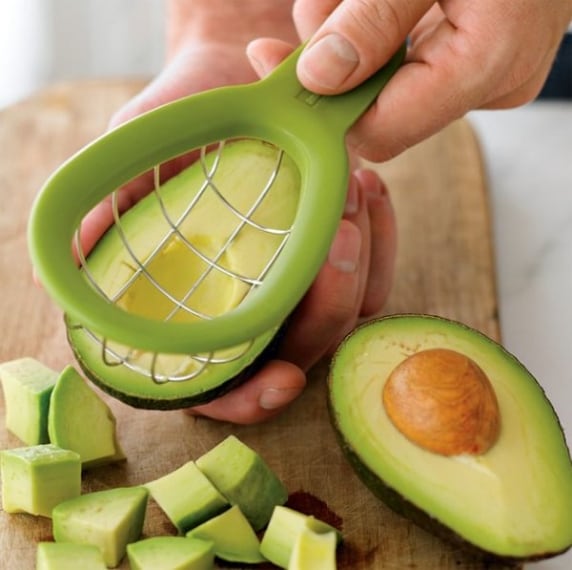 Un pratico utensile che permette di tagliare l'avocado a cubetti